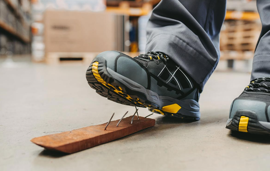 Mengapa Sepatu Safety Wajib di Lingkungan Kerja Berisiko?