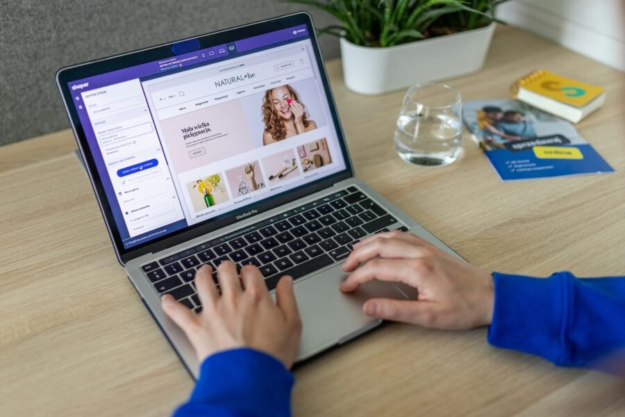 Mengapa Custom E-Commerce Lebih Efektif untuk Brand Serius