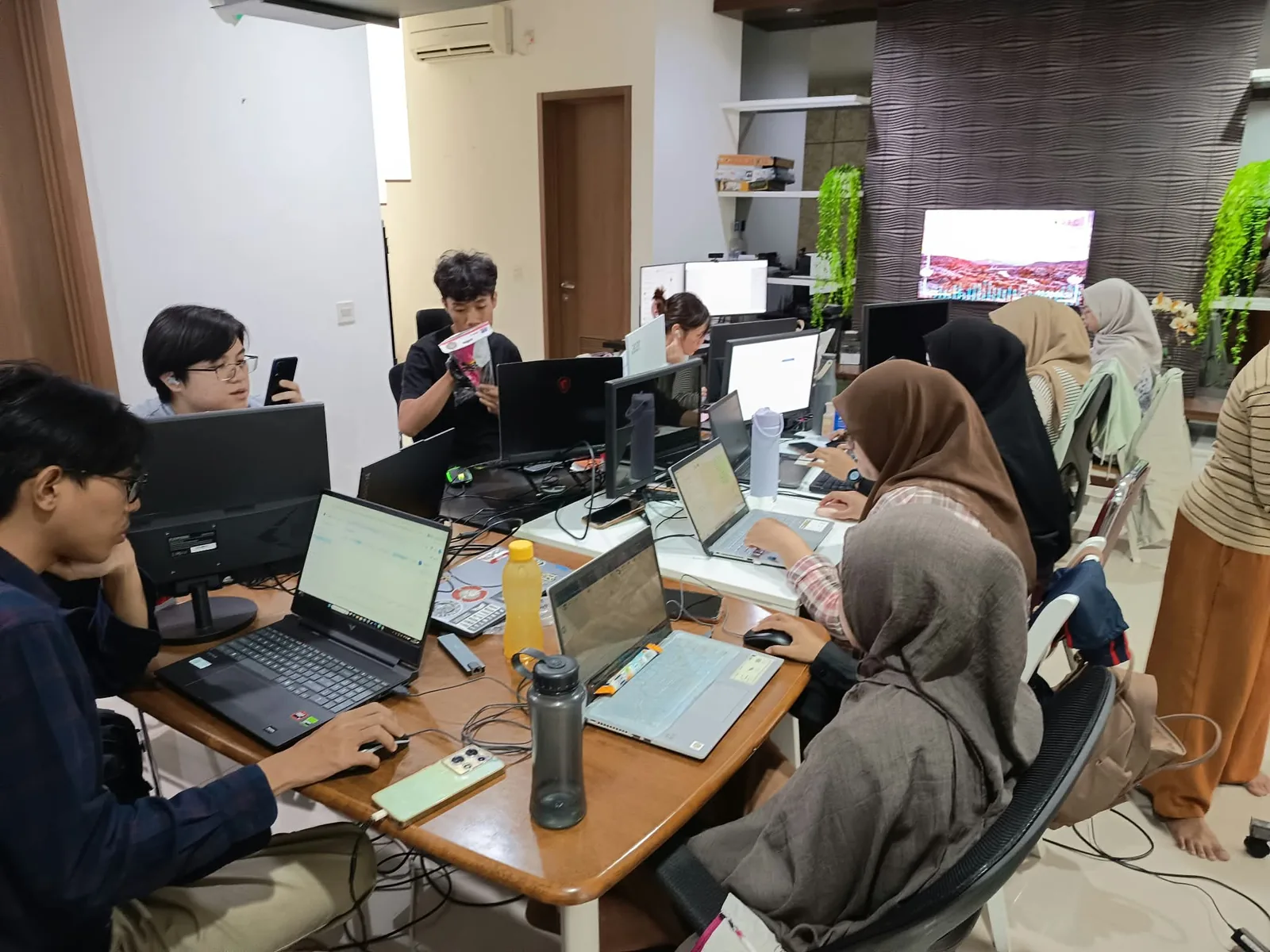 Tim SEO dan developer Core Freelancers bekerja satu meja di kantor Surabaya — technical SEO, E-E-A-T, dan UX SEO dikerjakan bersama