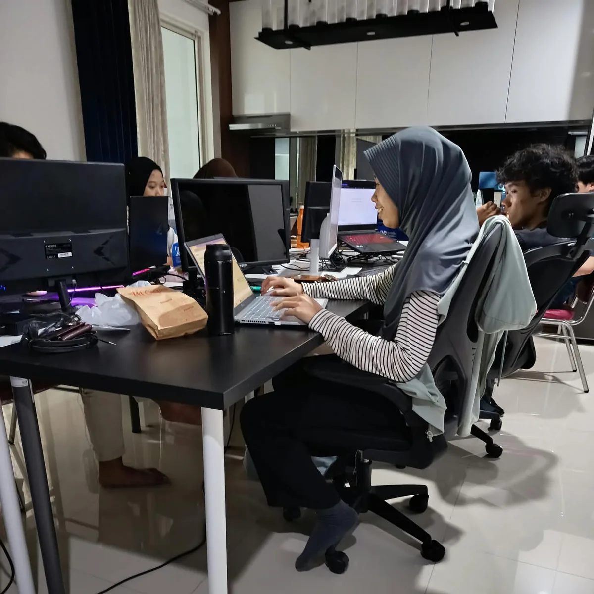Tim Core Freelancers sedang bekerja di kantor Sambikerep, Surabaya